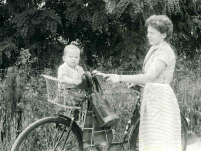 ich mit meiner Mutter 1954